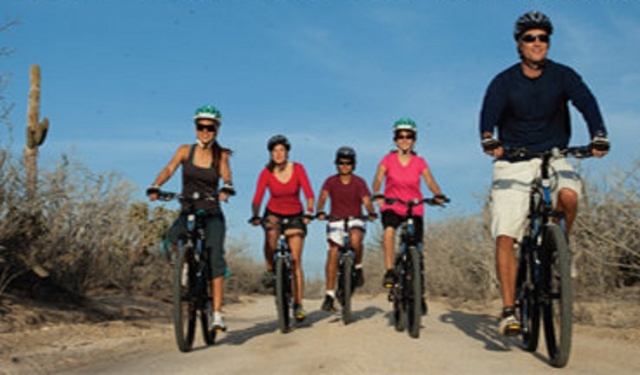  在洛斯卡沃斯骑自行车 